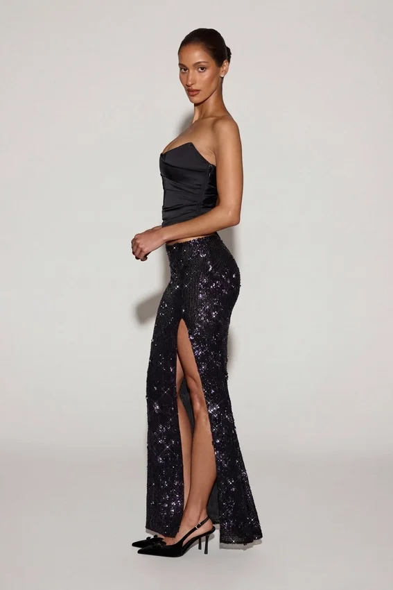 Nevara Embellished Mid-Rise Thigh-Split Maxi Kjol i svartlila Nevara Embellished Mid-Rise Thigh-Split Maxi Kjol i svartlila
