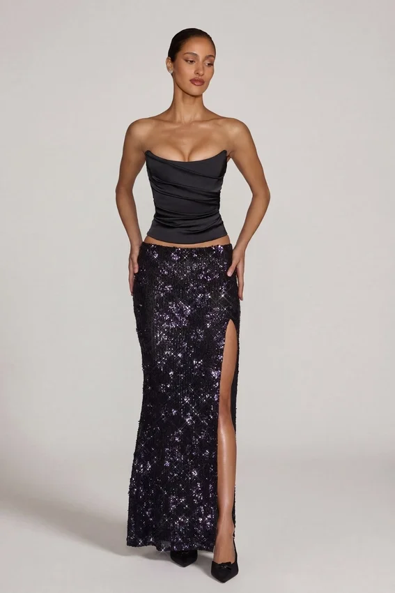 Nevara Embellished Mid-Rise Thigh-Split Maxi Kjol i svartlila Nevara Embellished Mid-Rise Thigh-Split Maxi Kjol i svartlila