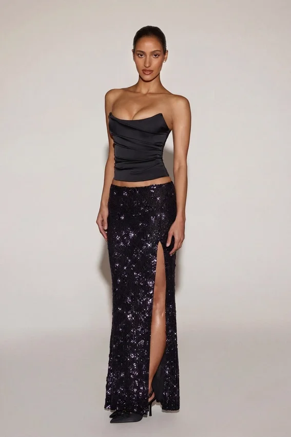 Nevara Embellished Mid-Rise Thigh-Split Maxi Kjol i svartlila Nevara Embellished Mid-Rise Thigh-Split Maxi Kjol i svartlila