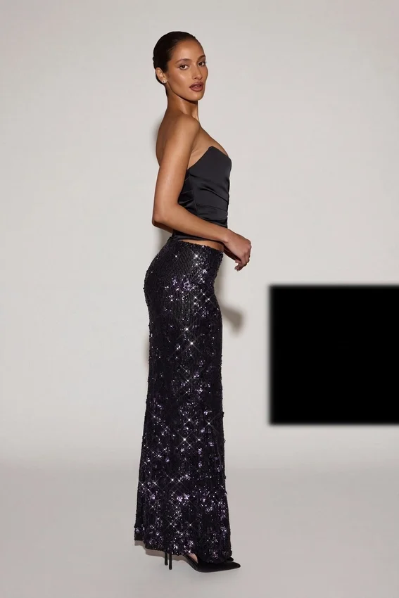 Nevara Embellished Mid-Rise Thigh-Split Maxi Kjol i svartlila Nevara Embellished Mid-Rise Thigh-Split Maxi Kjol i svartlila