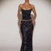 Nevara Embellished Mid-Rise Thigh-Split Maxi Kjol i svartlila Nevara Embellished Mid-Rise Thigh-Split Maxi Kjol i svartlila