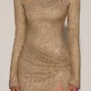 Nevina Asymmetrisk bodycon-miniklänning med dekorationer i guld Nevina Asymmetrisk bodycon-miniklänning med dekorationer i guld