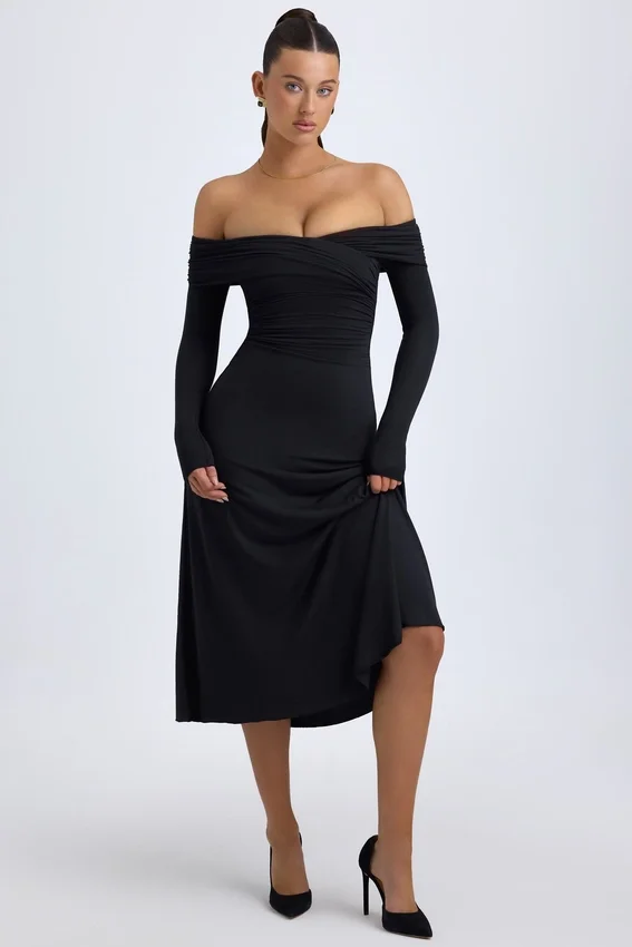 Noelle Modal Off-Shoulder Ruched Midaxi-klänning i svart Noelle Modal Off-Shoulder Ruched Midaxi-klänning i svart