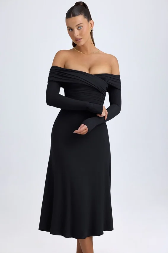 Noelle Modal Off-Shoulder Ruched Midaxi-klänning i svart Noelle Modal Off-Shoulder Ruched Midaxi-klänning i svart