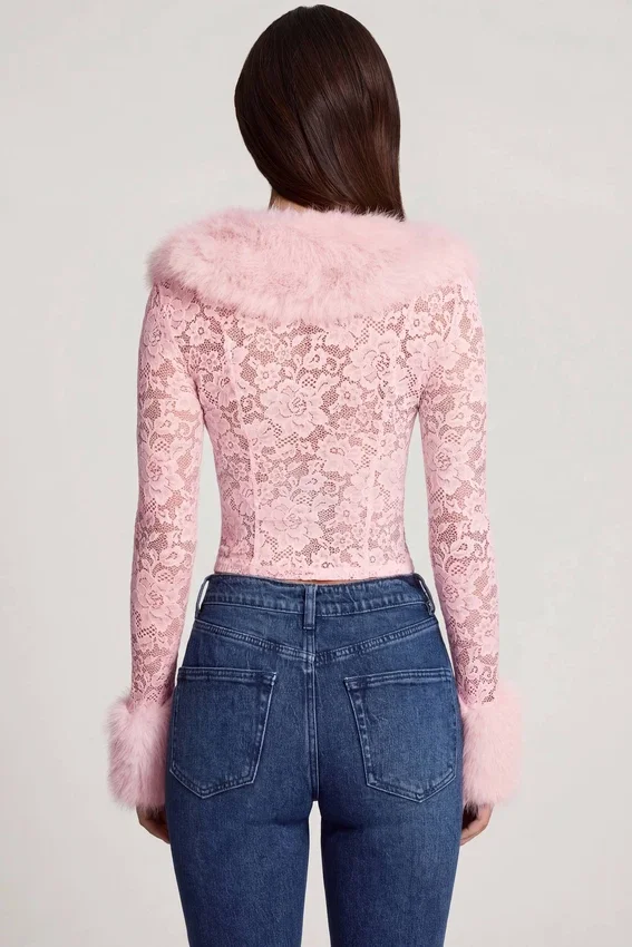 Noemy genomskinlig spetskofta med fuskpälskant i rosa Noemy genomskinlig spetskofta med fuskpälskant i rosa