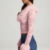 Noemy genomskinlig spetskofta med fuskpälskant i rosa Noemy genomskinlig spetskofta med fuskpälskant i rosa