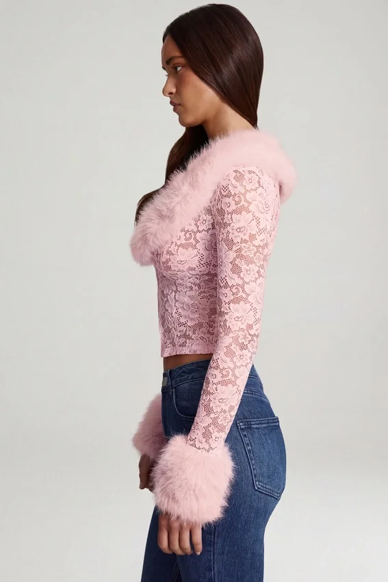 Noemy genomskinlig spetskofta med fuskpälskant i rosa Noemy genomskinlig spetskofta med fuskpälskant i rosa