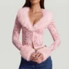 Noemy genomskinlig spetskofta med fuskpälskant i rosa Noemy genomskinlig spetskofta med fuskpälskant i rosa