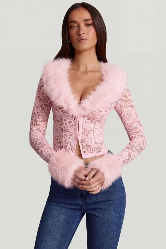 Noemy genomskinlig spetskofta med fuskpälskant i rosa Noemy genomskinlig spetskofta med fuskpälskant i rosa