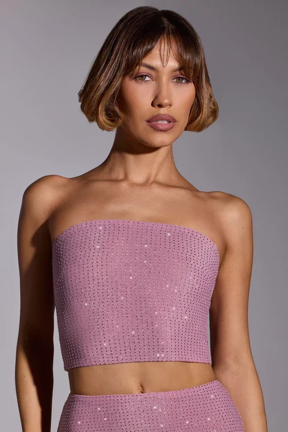 Odetta, utsmyckad, axelbandslös crop top i ljusrosa Odetta, utsmyckad, axelbandslös crop top i ljusrosa