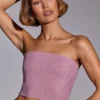 Odetta, utsmyckad, axelbandslös crop top i ljusrosa Odetta, utsmyckad, axelbandslös crop top i ljusrosa