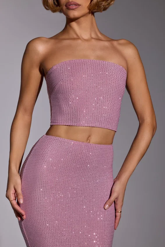 Odetta, utsmyckad, axelbandslös crop top i ljusrosa Odetta, utsmyckad, axelbandslös crop top i ljusrosa