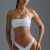 Oh Polly Badkläder: HOTFIX Edition Bandeau-bikinitopp med en axel och dekorationer i vitt Oh Polly Badkläder: HOTFIX Edition Bandeau-bikinitopp med en axel och dekorationer i vitt