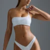 Oh Polly Badkläder: HOTFIX Edition Bandeau-bikinitopp med en axel och dekorationer i vitt Oh Polly Badkläder: HOTFIX Edition Bandeau-bikinitopp med en axel och dekorationer i vitt