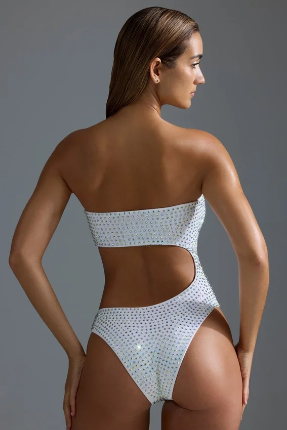 Oh Polly Swim: HOTFIX Edition Embellished Cut-Out Cheeky One-Piece Baddräkt i vitt Oh Polly Swim: HOTFIX Edition Embellished Cut-Out Cheeky One-Piece Baddräkt i vitt