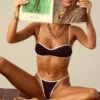 Old Money bikinitopp med öppen rygg i svart Old Money bikinitopp med öppen rygg i svart