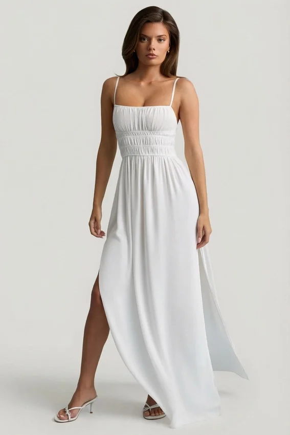 Olyssia Shirred Camisole Maxi Klänning i vitt Olyssia Shirred Camisole Maxi Klänning i vitt