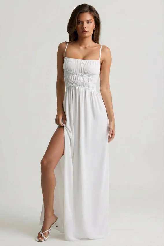 Olyssia Shirred Camisole Maxi Klänning i vitt Olyssia Shirred Camisole Maxi Klänning i vitt