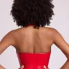 Ophelia vinyl-crop-top med halterneck och snörning i eldröd Ophelia vinyl-crop-top med halterneck och snörning i eldröd