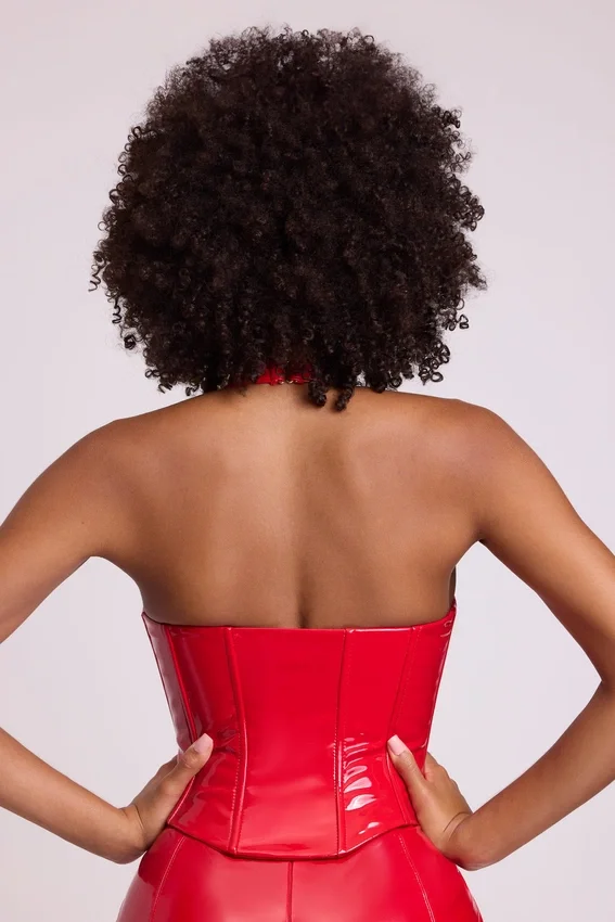 Ophelia vinyl-crop-top med halterneck och snörning i eldröd Ophelia vinyl-crop-top med halterneck och snörning i eldröd