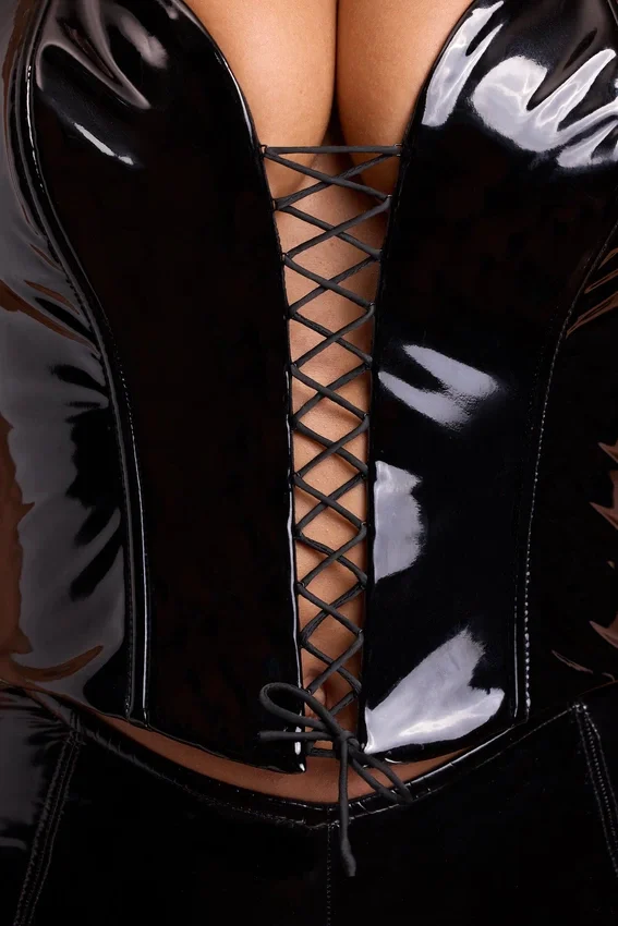 Ophelia vinyl-crop-top med halterneck och snörning i svart Ophelia vinyl-crop-top med halterneck och snörning i svart