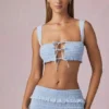 Ottilie Ruffle Tie-Front Crop Top i puderblått Ottilie Ruffle Tie-Front Crop Top i puderblått