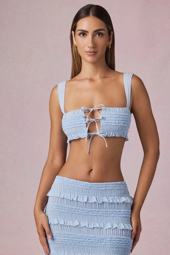 Ottilie Ruffle Tie-Front Crop Top i puderblått Ottilie Ruffle Tie-Front Crop Top i puderblått