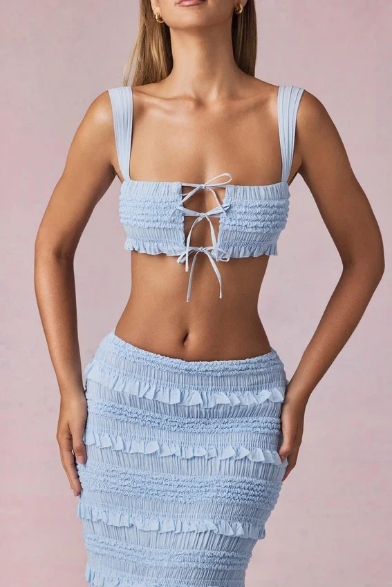 Ottilie Ruffle Tie-Front Crop Top i puderblått Ottilie Ruffle Tie-Front Crop Top i puderblått
