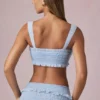 Ottilie Ruffle Tie-Front Crop Top i puderblått Ottilie Ruffle Tie-Front Crop Top i puderblått