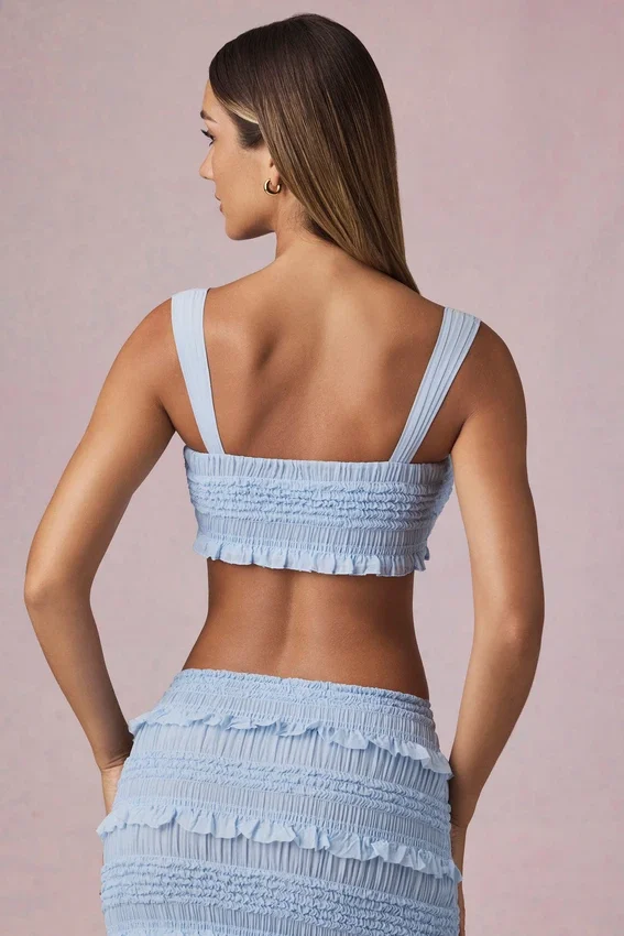 Ottilie Ruffle Tie-Front Crop Top i puderblått Ottilie Ruffle Tie-Front Crop Top i puderblått