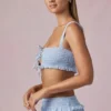 Ottilie Ruffle Tie-Front Crop Top i puderblått Ottilie Ruffle Tie-Front Crop Top i puderblått