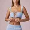 Ottilie Ruffle Tie-Front Crop Top i puderblått Ottilie Ruffle Tie-Front Crop Top i puderblått