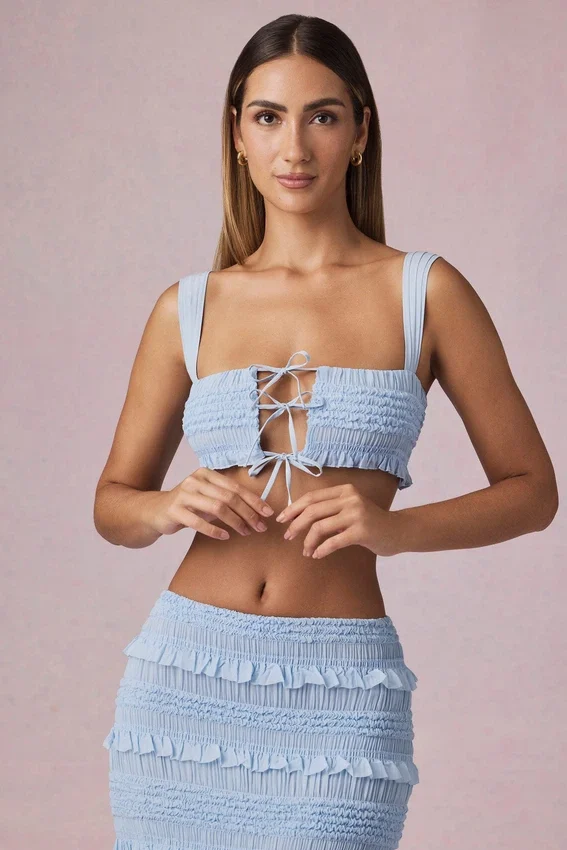 Ottilie Ruffle Tie-Front Crop Top i puderblått Ottilie Ruffle Tie-Front Crop Top i puderblått