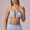 Ottilie Ruffle Tie-Front Crop Top i puderblått Ottilie Ruffle Tie-Front Crop Top i puderblått