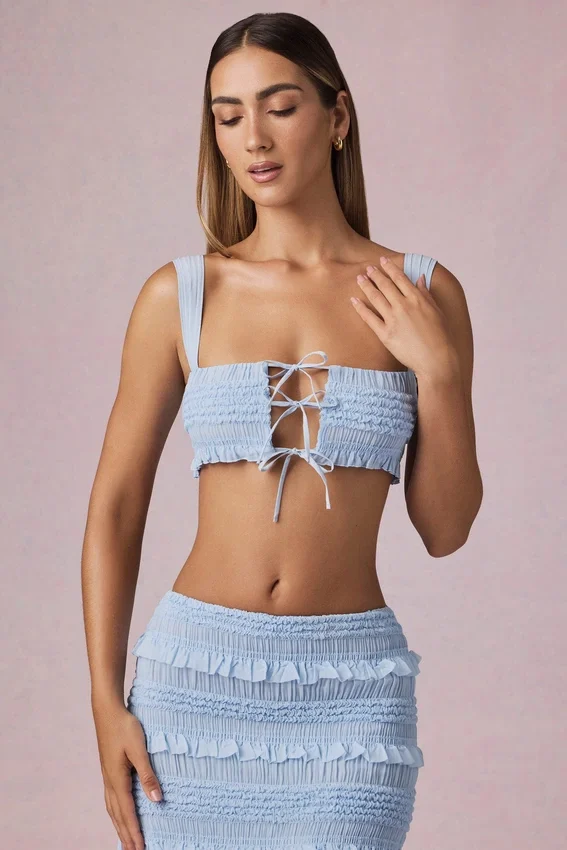 Ottilie Ruffle Tie-Front Crop Top i puderblått Ottilie Ruffle Tie-Front Crop Top i puderblått