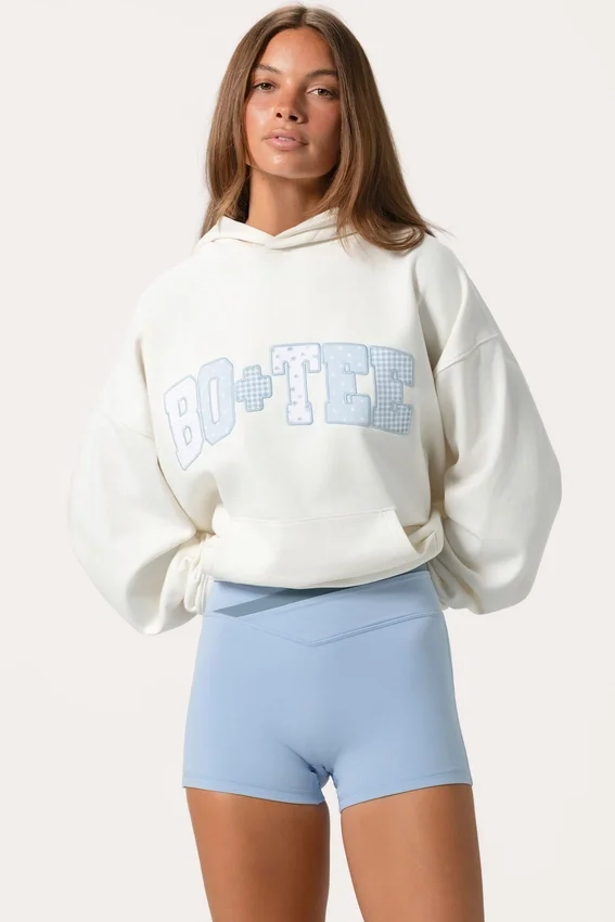Oversized hoodie med applikation i färgen Milk Oversized hoodie med applikation i färgen Milk