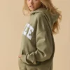 Oversized-tröja med huva i mjuk olivgrön Oversized-tröja med huva i mjuk olivgrön