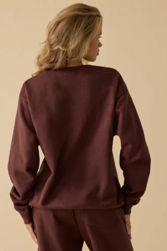 Oversized tröja med rund hals i mahogny Oversized tröja med rund hals i mahogny