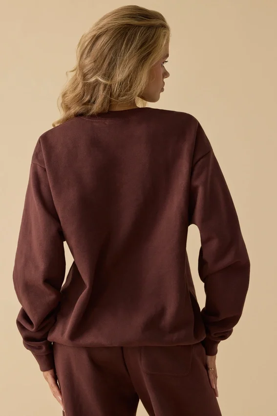 Oversized tröja med rund hals i mahogny Oversized tröja med rund hals i mahogny