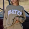Oversized tröja med rund hals i mjuk olivgrön Oversized tröja med rund hals i mjuk olivgrön
