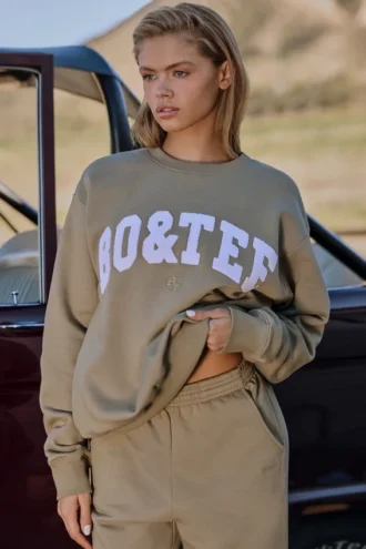 Oversized tröja med rund hals i mjuk olivgrön Oversized tröja med rund hals i mjuk olivgrön
