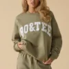 Oversized tröja med rund hals i mjuk olivgrön Oversized tröja med rund hals i mjuk olivgrön
