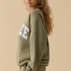 Oversized tröja med rund hals i mjuk olivgrön Oversized tröja med rund hals i mjuk olivgrön