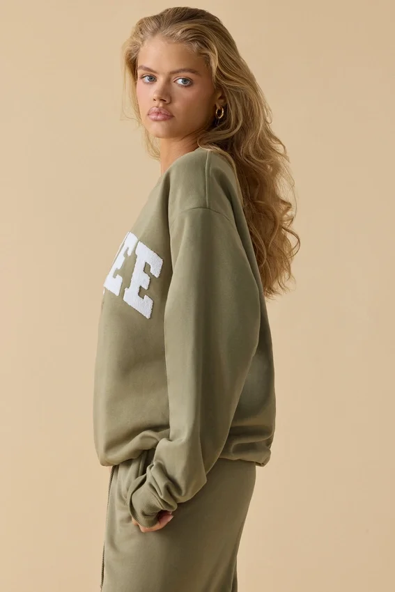 Oversized tröja med rund hals i mjuk olivgrön Oversized tröja med rund hals i mjuk olivgrön