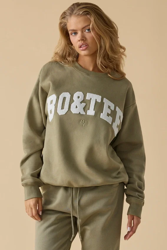 Oversized tröja med rund hals i mjuk olivgrön Oversized tröja med rund hals i mjuk olivgrön