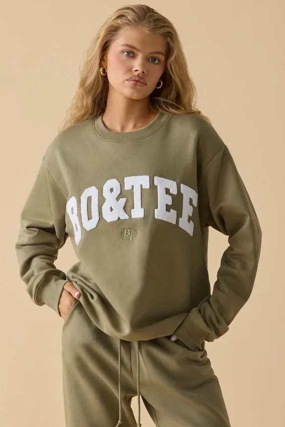 Oversized tröja med rund hals i mjuk olivgrön Oversized tröja med rund hals i mjuk olivgrön