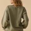 Oversized tröja med rund hals i mjuk olivgrön Oversized tröja med rund hals i mjuk olivgrön