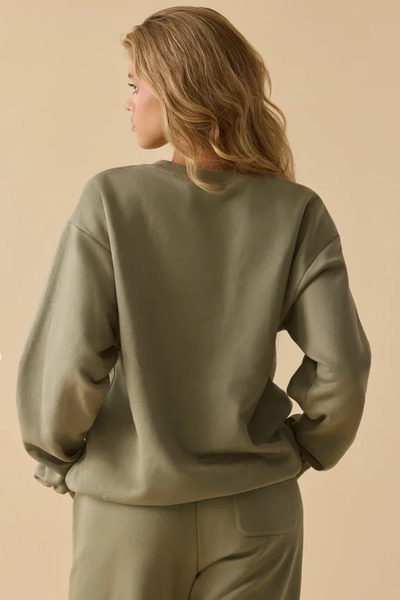 Oversized tröja med rund hals i mjuk olivgrön Oversized tröja med rund hals i mjuk olivgrön