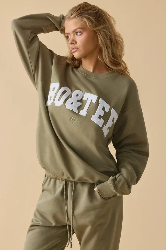 Oversized tröja med rund hals i mjuk olivgrön Oversized tröja med rund hals i mjuk olivgrön