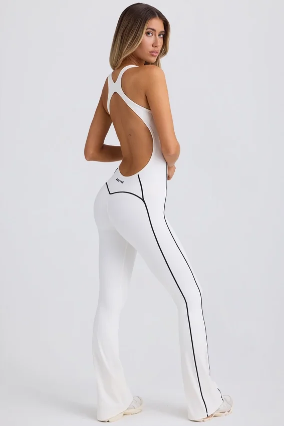 Petite Soft Active jumpsuit med öppen rygg i vitt Petite Soft Active jumpsuit med öppen rygg i vitt